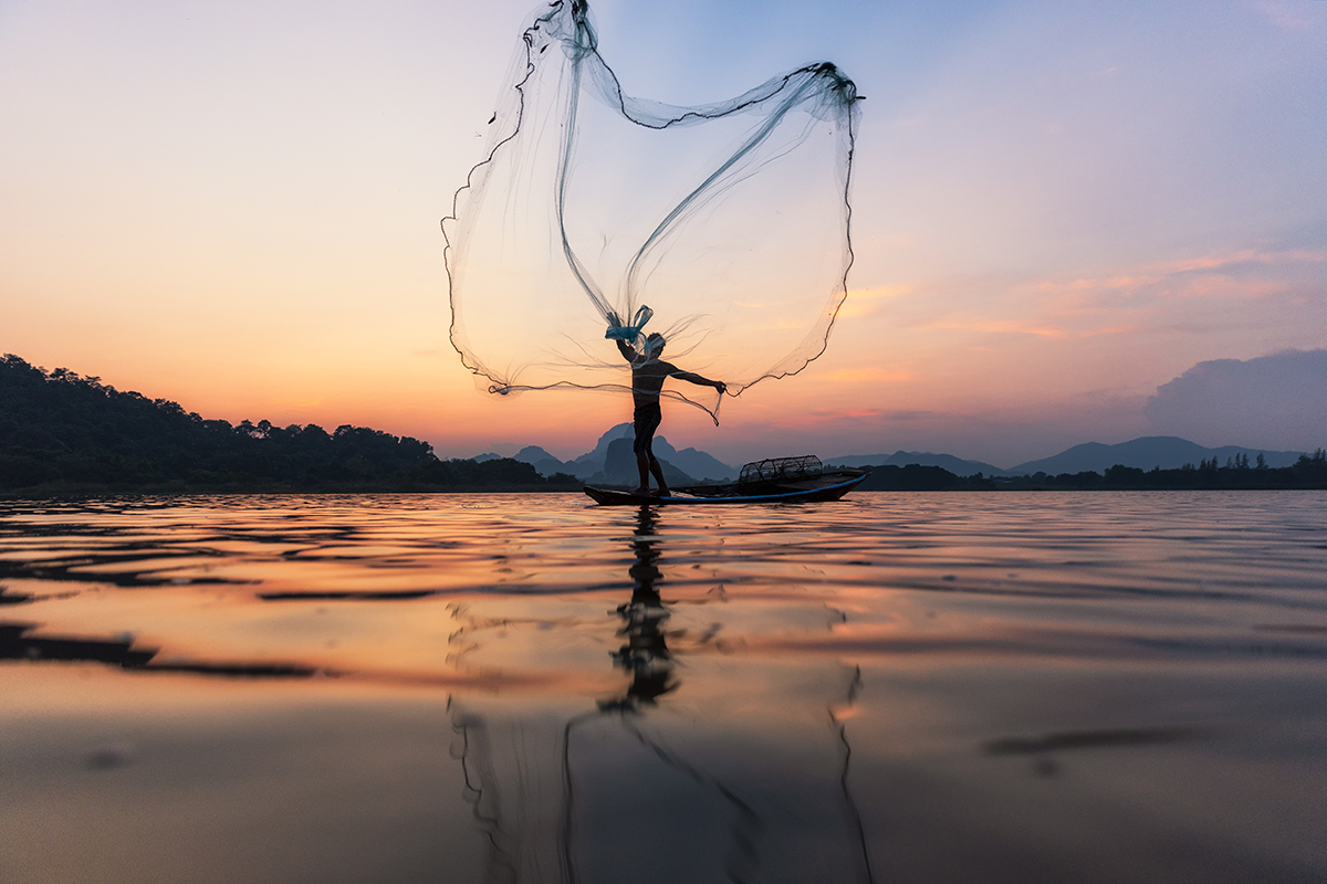 Multichannel ecommerce is depicted as a fisherman casting a wider net to catch more fish than he could with a fishing pole.